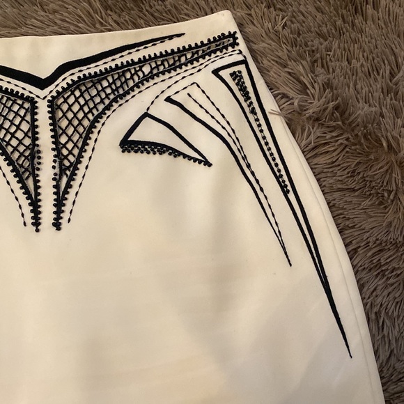 ivory with black beads - Picture 4 of 17